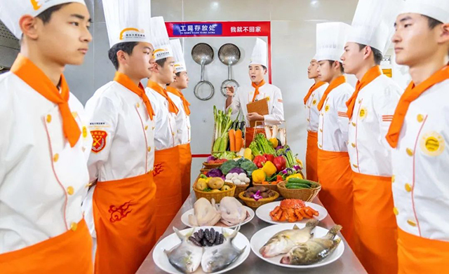 2024年想去学习烹饪，没有基础可以学吗？现在学晚不晚？