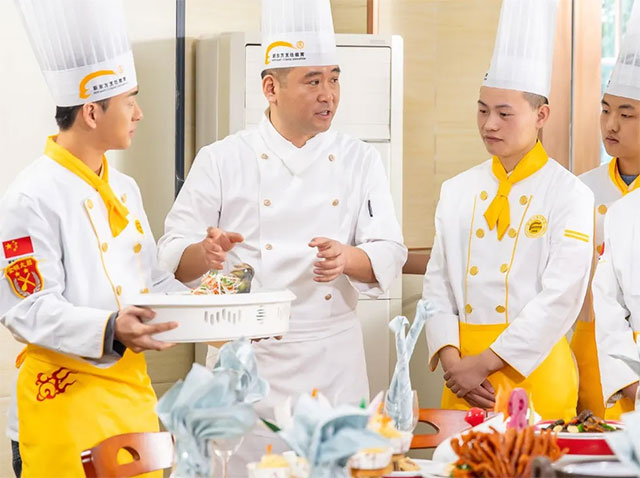 成年人学烹饪技术，就业前景如何？学多久能上岗？