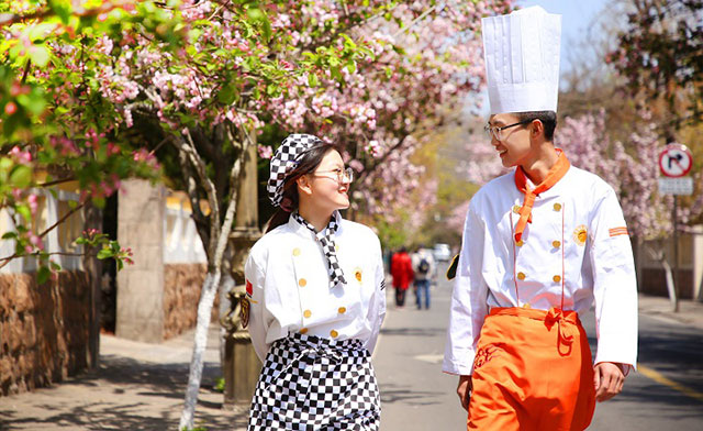 学习压力大怎么办？来临沂新东方，换个方式上大学！