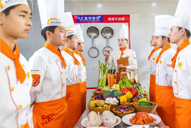 20多岁，现在转行学厨师怎么样？晚不晚？