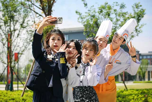 @初中生家长，中考临近，走一步要看十步，择校提前规划，给孩子加道"双保险"！