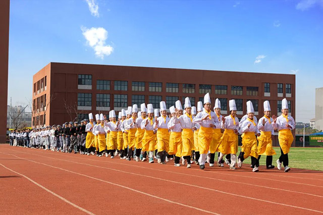 本科毕业生“回炉”读技校，不追学历追技能！