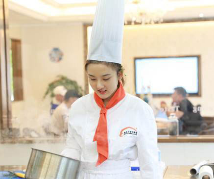 明星学厨记恭喜宋祖儿喜提新东方烹饪结业证书